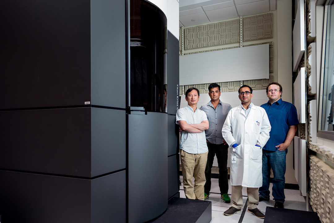 Scientists standing by the Cryo-Em Microscope 