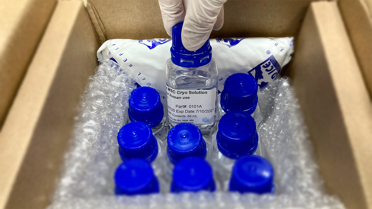 Bottle of cell preservation solution in cold packaging