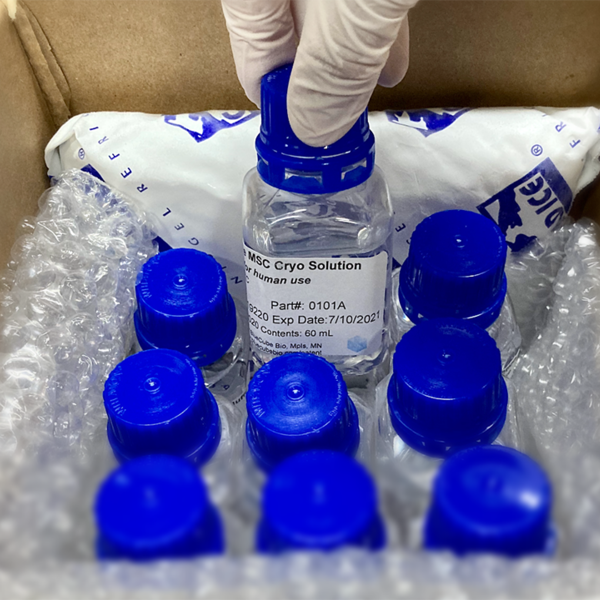 Bottle of cell preservation solution in cold packaging